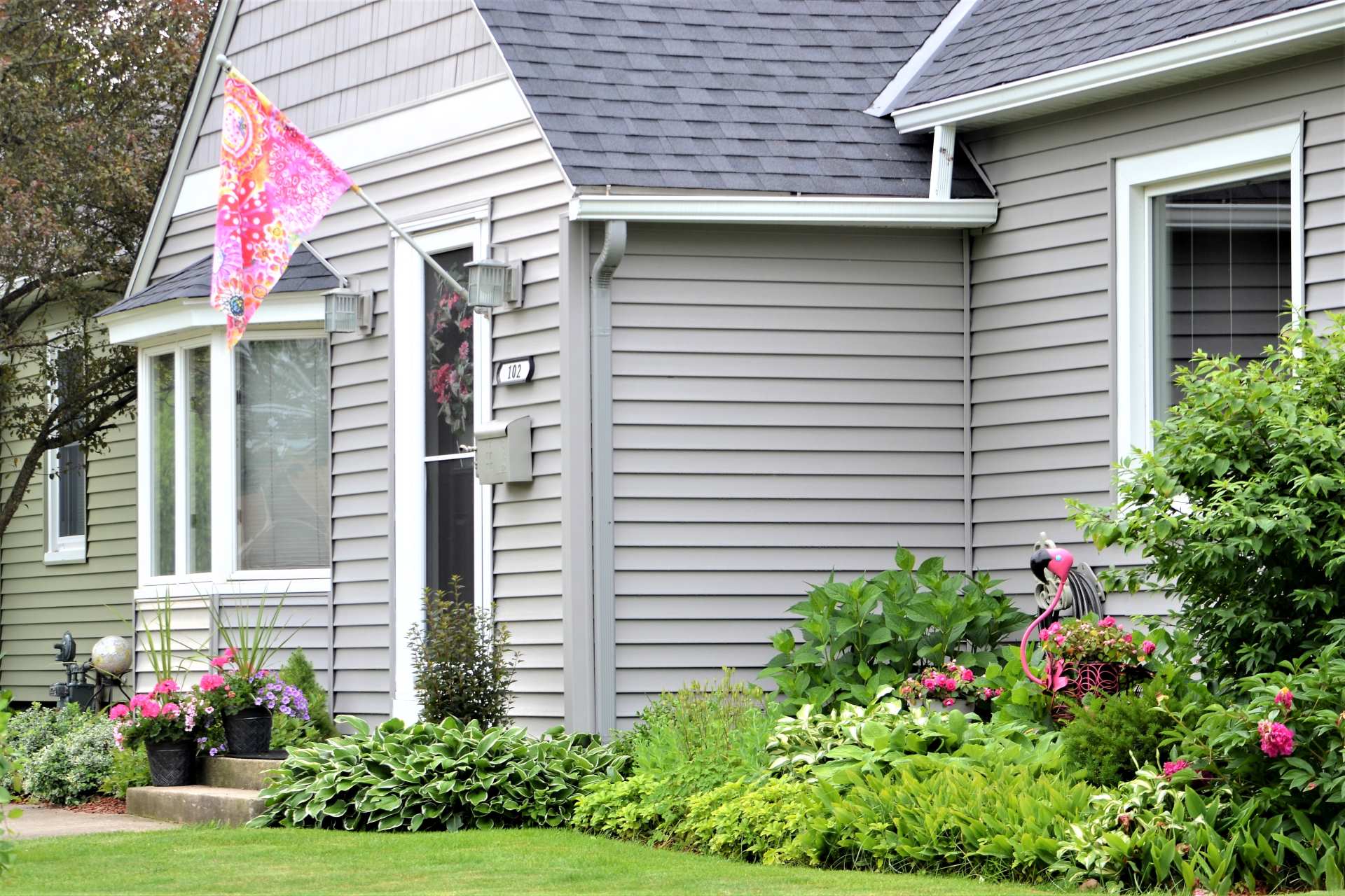 vinyl siding installation, You can elevate the exteriors of your house with the help of vinyl siding that is available in different hues at Selective Remodeling.