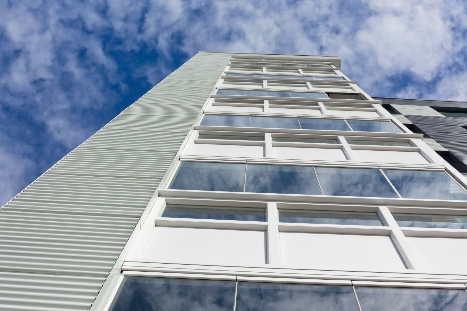 replace home siding, Improve the aesthetics of your house with the help of professionals for siding remodeling.