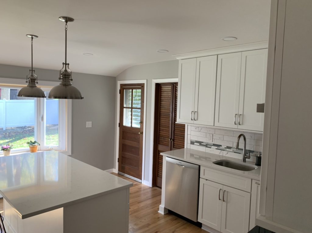 1 Ong Kitchen Gallery offers designs by a top kitchen remodeling contractor.